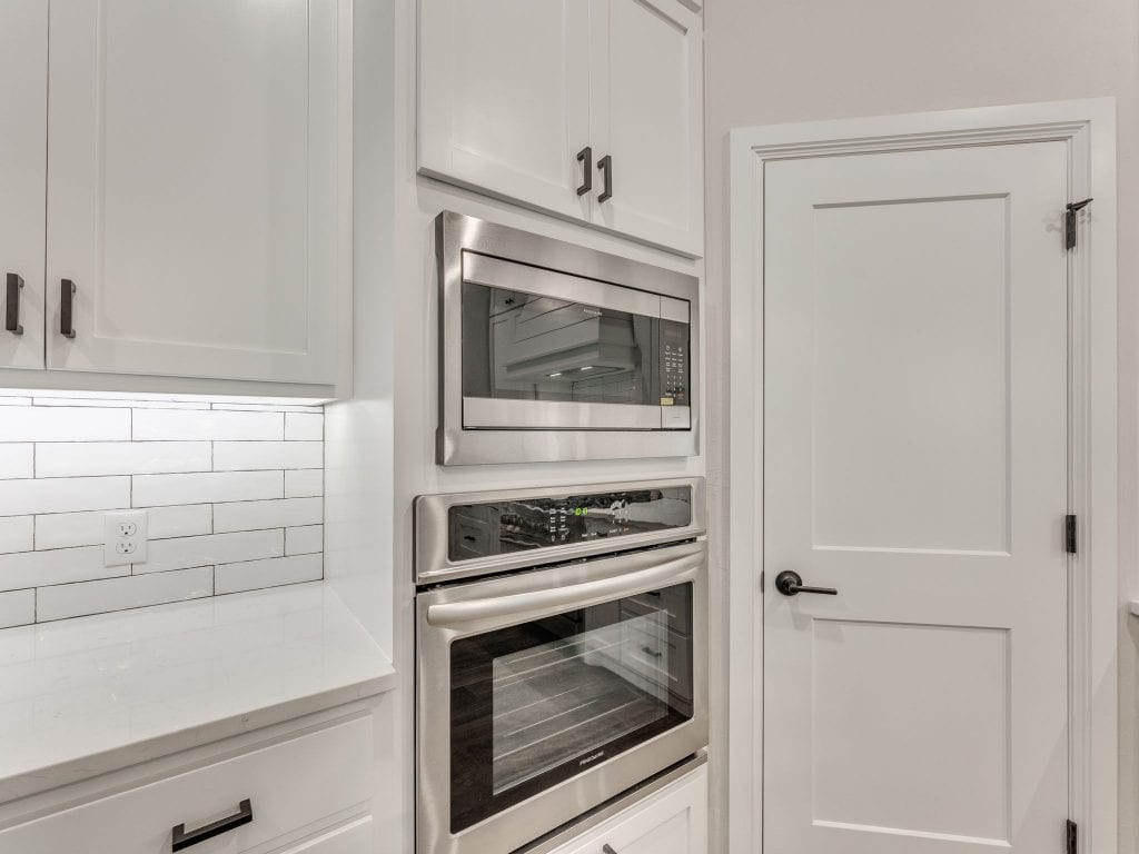 22960 Cooper Circle kitchen oven