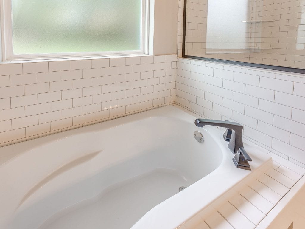 22960 Cooper Circle bathtub