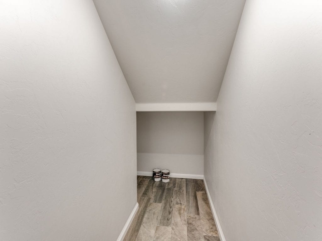 22960 Cooper Circle hallway