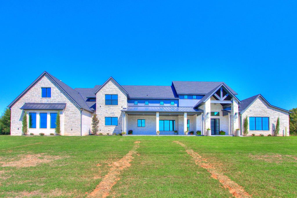 Front view of 812 S Czech Hall Rd