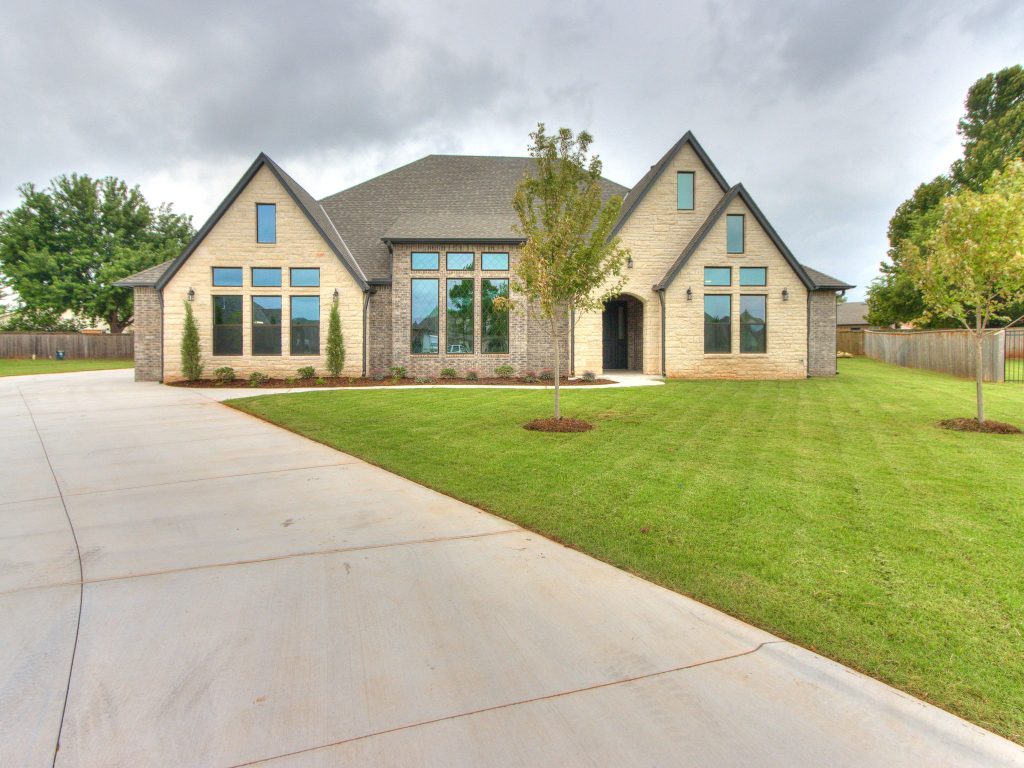 Driveway view of 1102 W Pampas Way